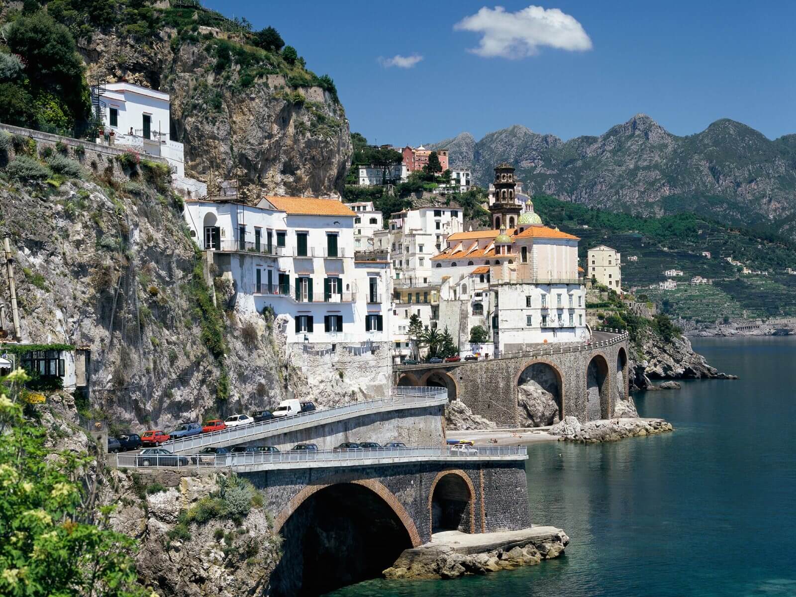 Découvrez la Côte amalfitaine, une côte rocheuse incroyablement belle et très populaire en Italie